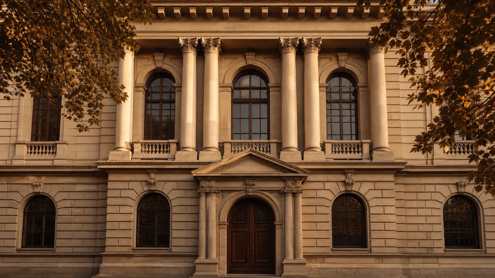 Fachada de un edificio institucional de arquitectura clásica